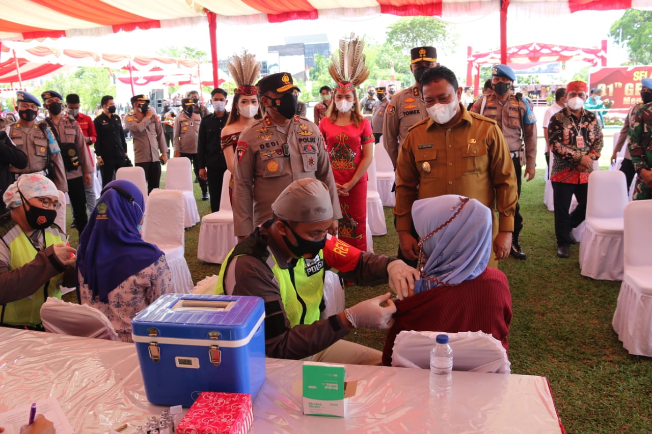 Gubernur Kalteng Tinjau Bakti Sosial dan Vaksinasi Massal di Polda Kalteng