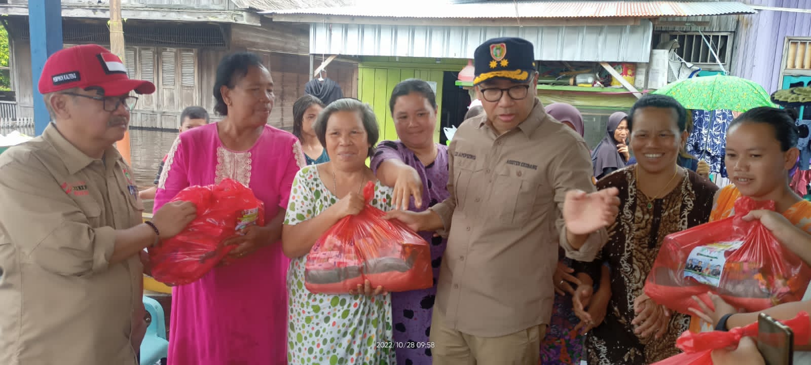 Pemprov Kalteng Serahkan Bantuan Kepada Masyarakat Di Lima Kelurahan Di kab. Kobar