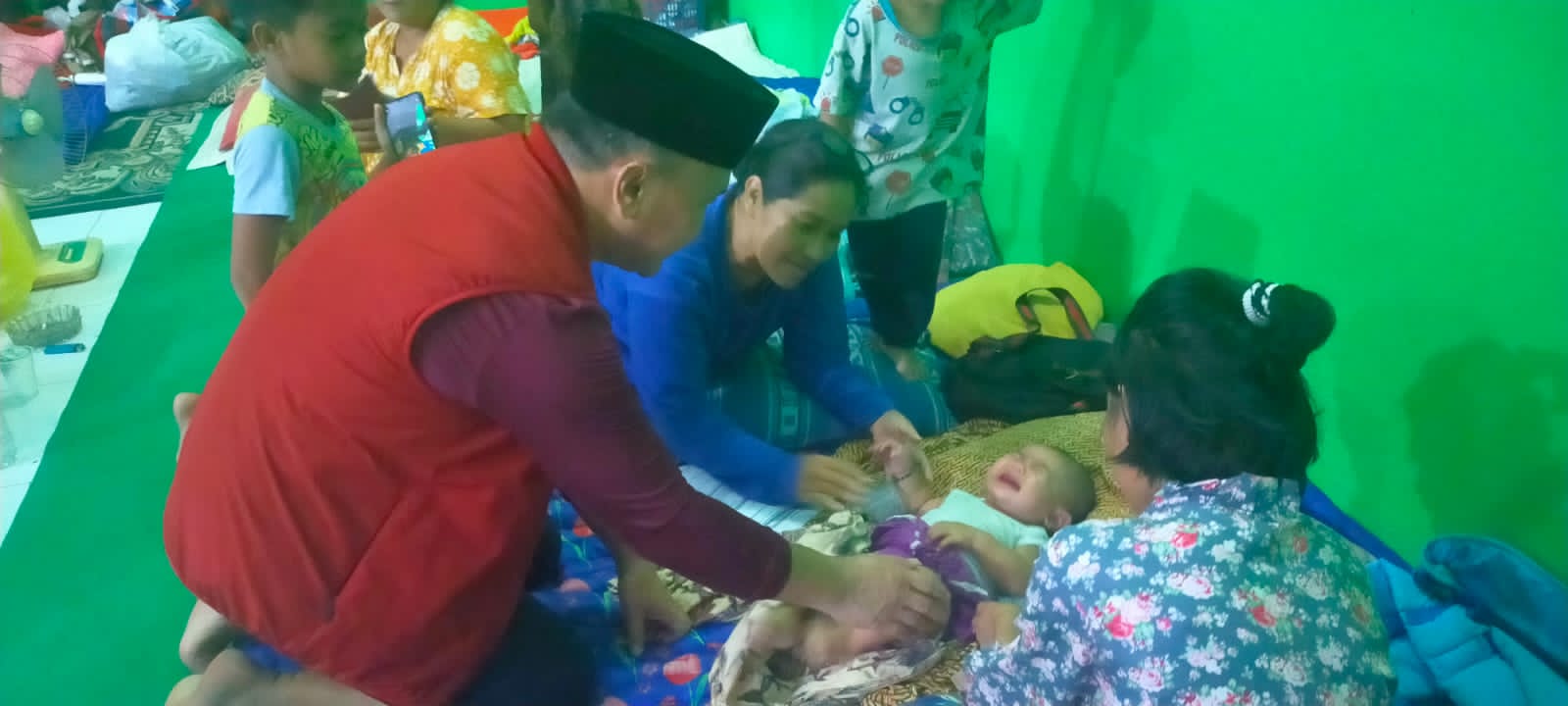 Gubernur Kalteng Tinjau Secara Langsung Sejumlah Posko Banjir Yang Didirikan Mandiri Oleh Masyarakat Di Kelurahan Raja