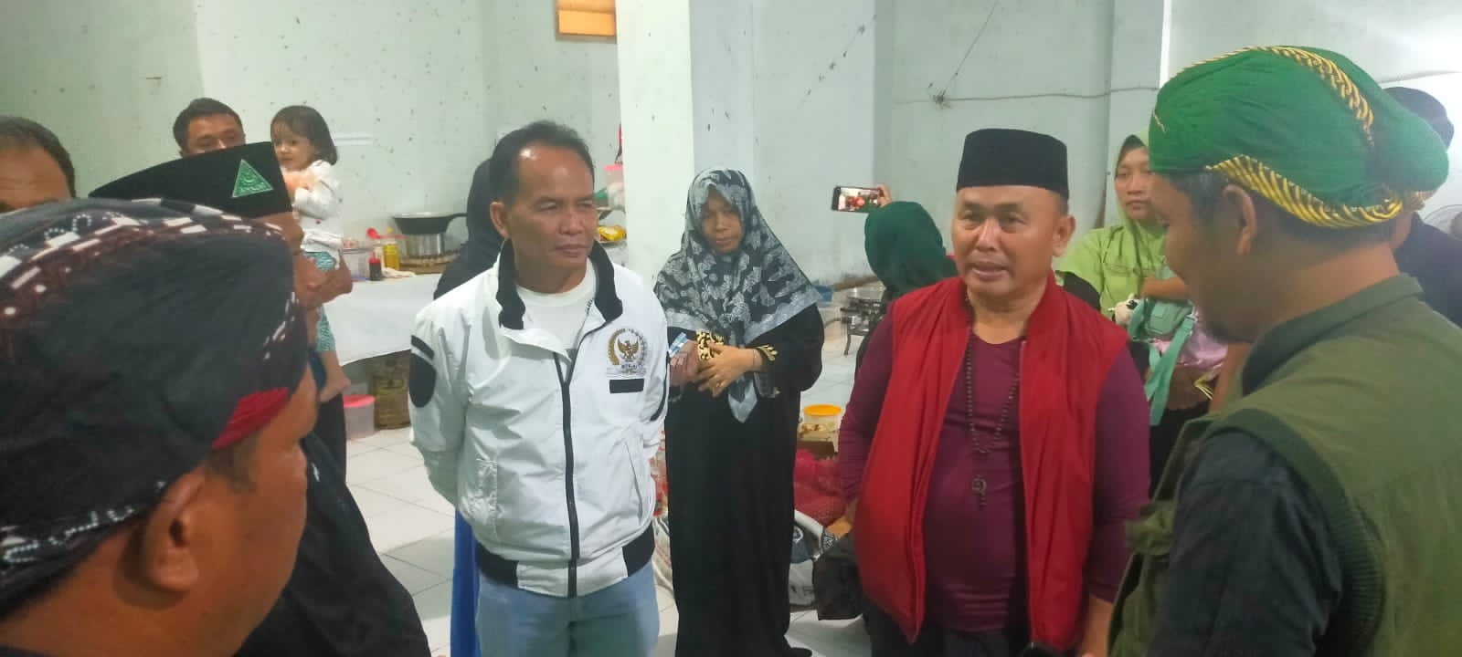 Gubernur Kalteng Tinjau Secara Langsung Sejumlah Posko Banjir Yang Didirikan Mandiri Oleh Masyarakat Di Kelurahan Raja