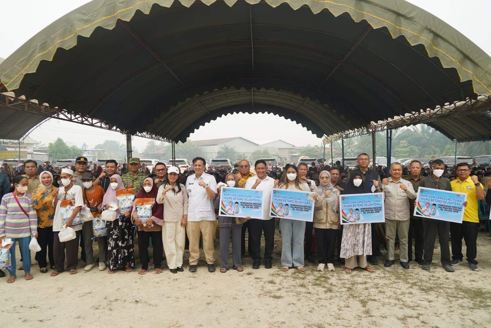 Wagub Kalteng Edy Pratowo Salurkan Bantuan Pangan, BLT KHBS, dan Layanan Kesehatan bagi Masyarakat Terdampak Karhutla
