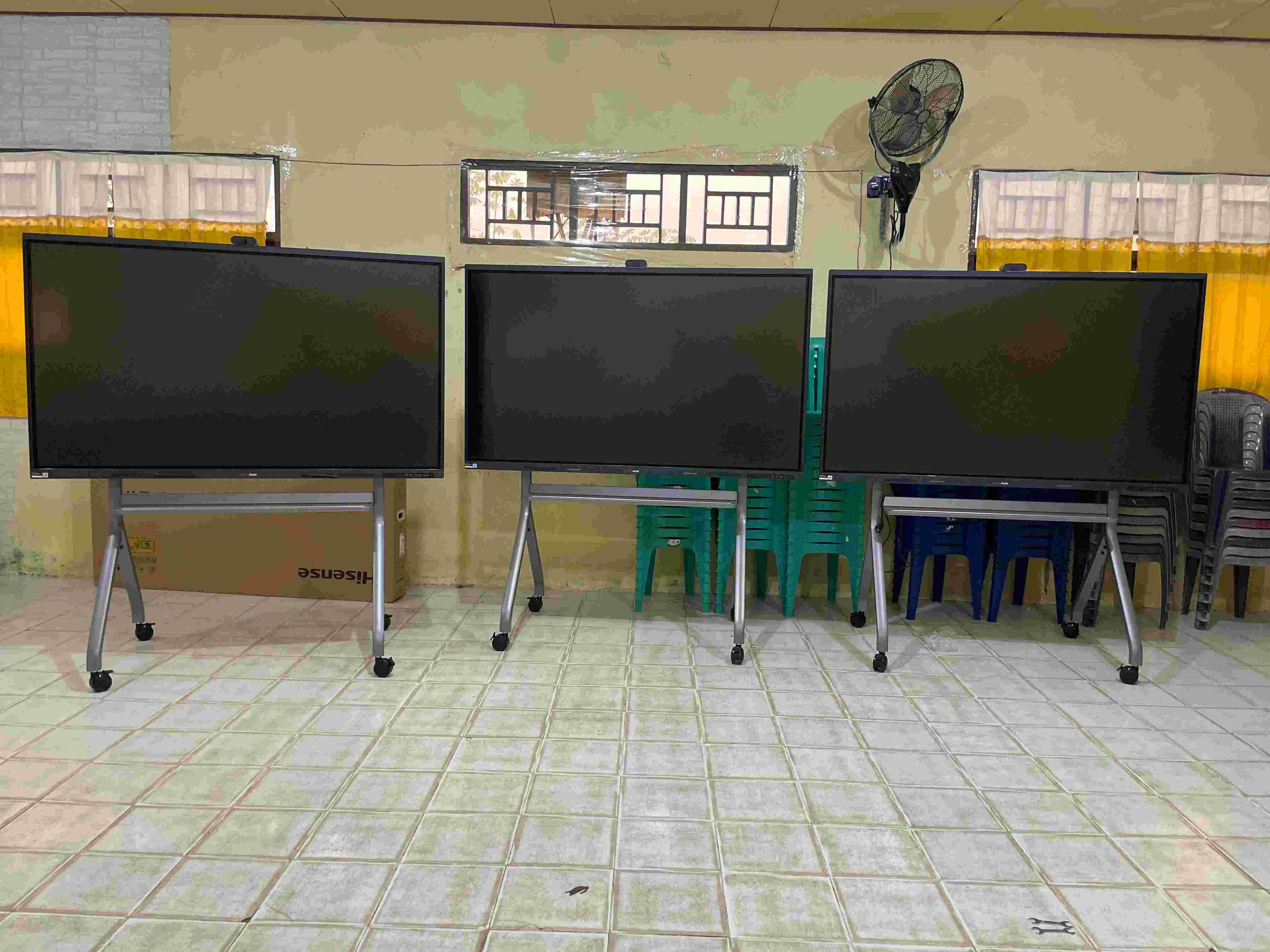 SMA Negeri 1 Hanau Terima Tiga Unit TV Interaktif untuk Dukung Digitalisasi Pembelajaran