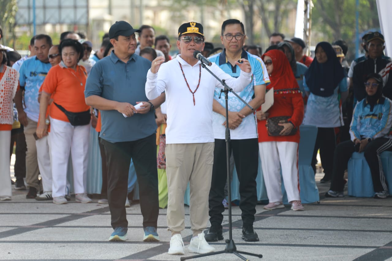 Memperingati HUT ke-54 KORPRI, Gubernur Kalteng Agustiar Sabran Buka Kegiatan Jalan Sehat dan Senam Bersama