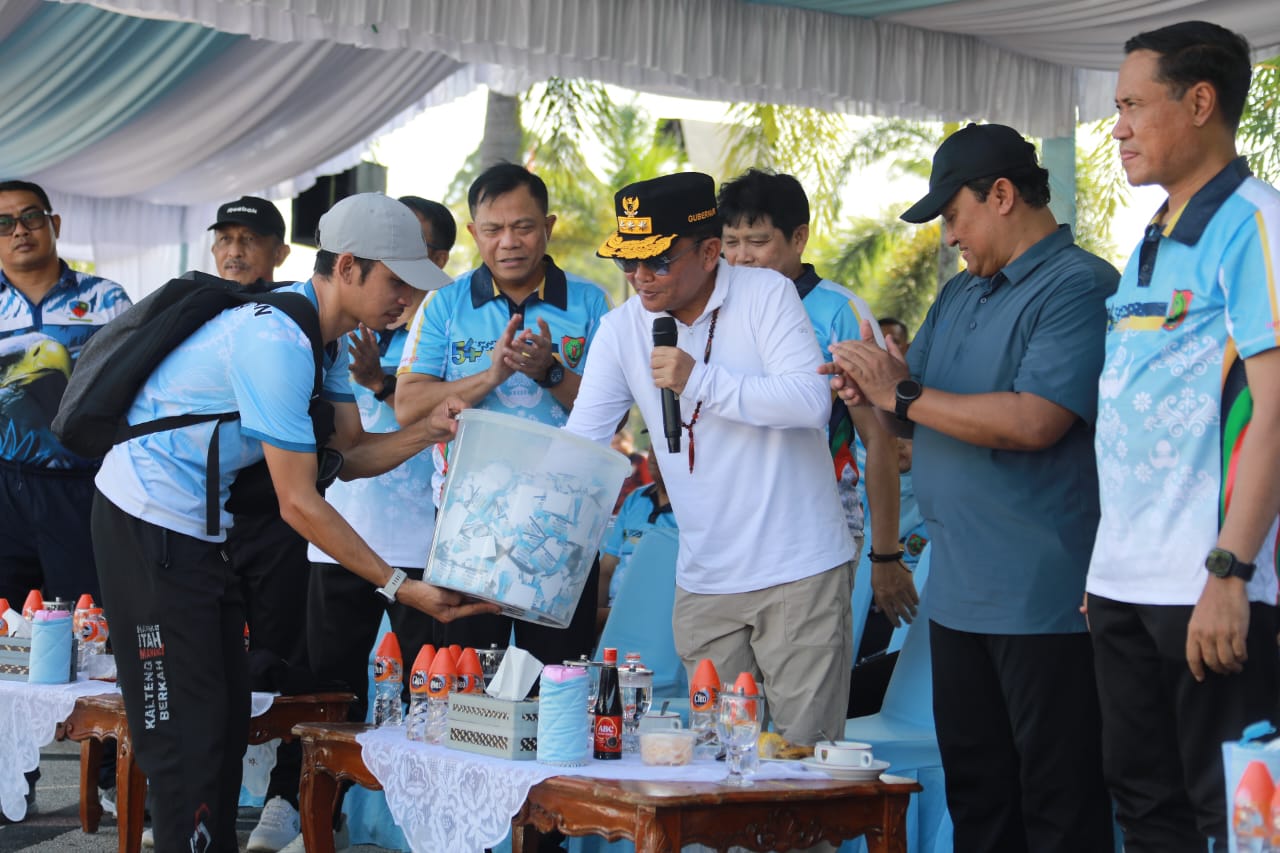 Memperingati HUT ke-54 KORPRI, Gubernur Kalteng Agustiar Sabran Buka Kegiatan Jalan Sehat dan Senam Bersama