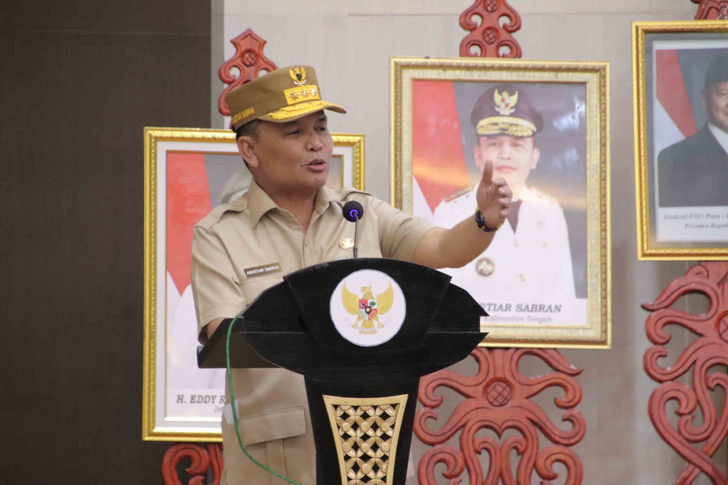 Kadis PMD Prov. Kalteng Aryawan Dampingi Gubernur Kalteng Agustiar Sabran Rapat Bersama Para Bupati se-DAS Barito