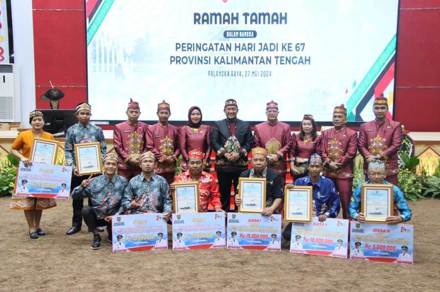 Gubernur Kalteng Sugianto Sabran Serahkan Piagam Penghargaan dan hadiah lomba Teknologi Tepat Guna