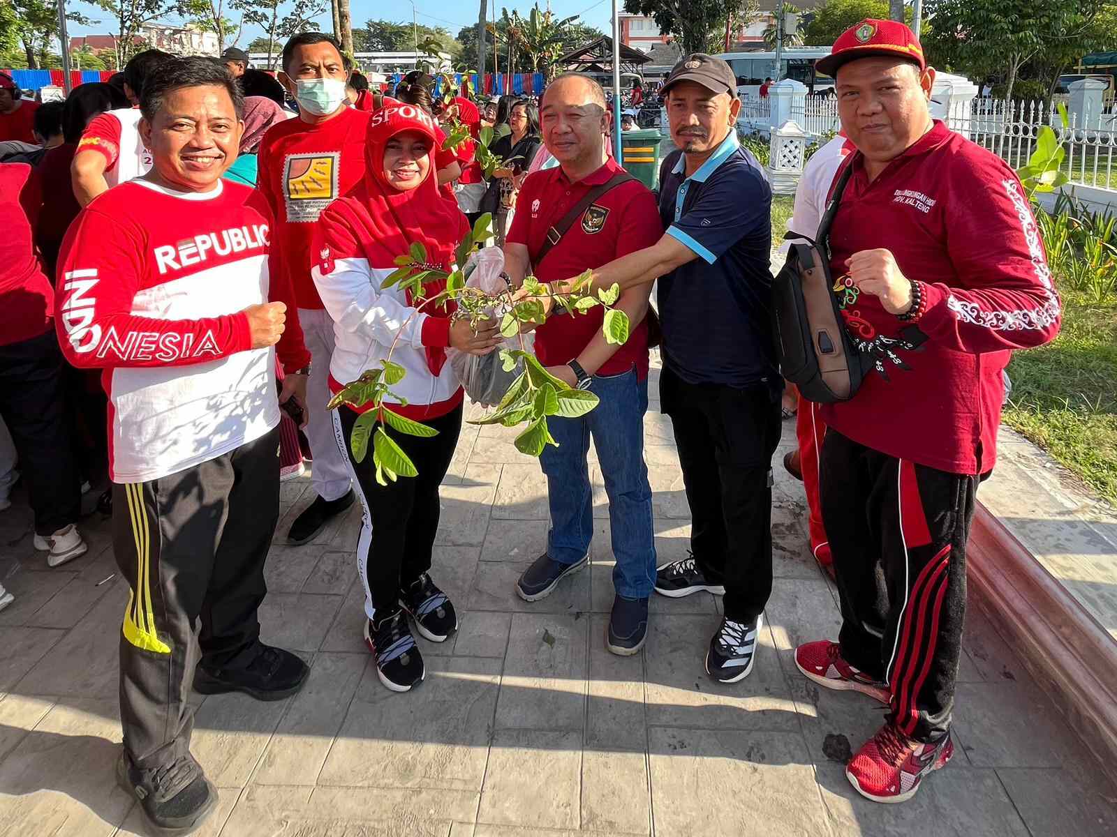 DLH Prov. Kalteng Lakukan Pembagian Bibit Tanaman Kepada Masyarakat