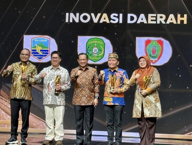 Gubernur Kalteng Agustiar Sabran Terima Penghargaan Kategori Inovasi Daerah Bidang Pendidikan Pada Ajang PDA 2025