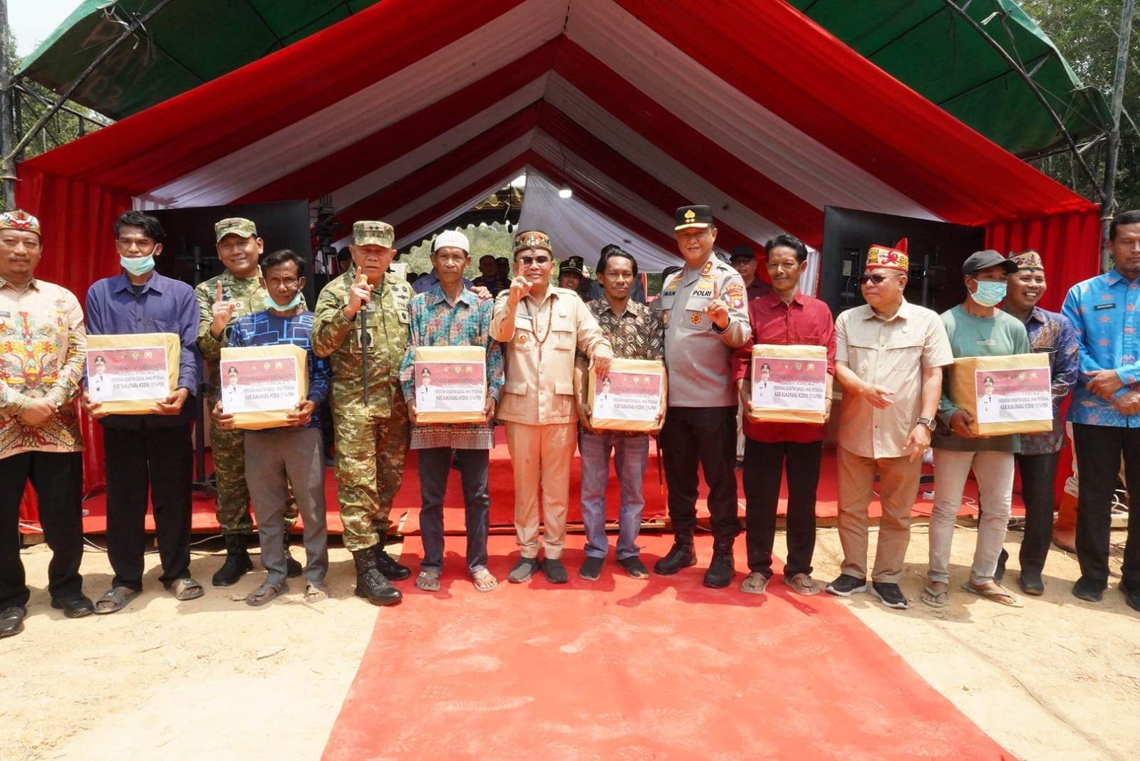 Pasar Murah, Gubernur Agustiar Sabran Serahkan Paket Sembako kepada Masyarakat