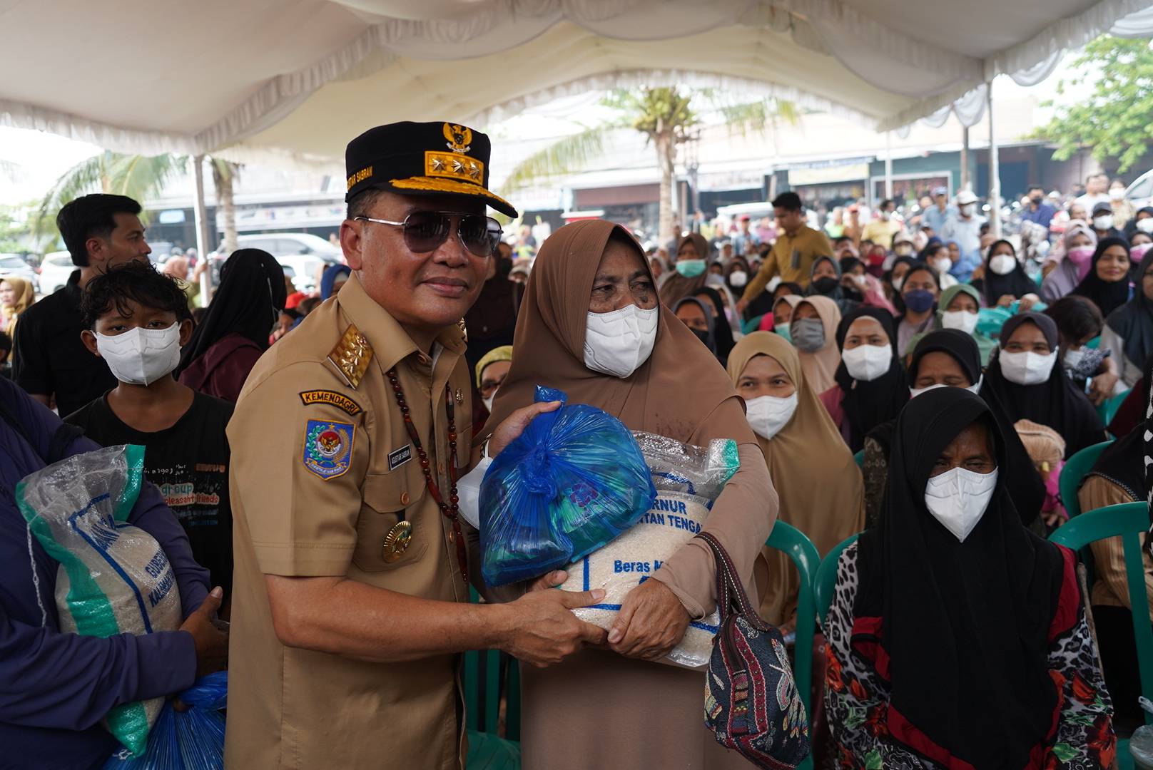 Gubernur Agustiar Sabran Salurkan Bantuan bagi Warga Terdampak Karhutla dan Kekeringan di Kelurahan Langkai