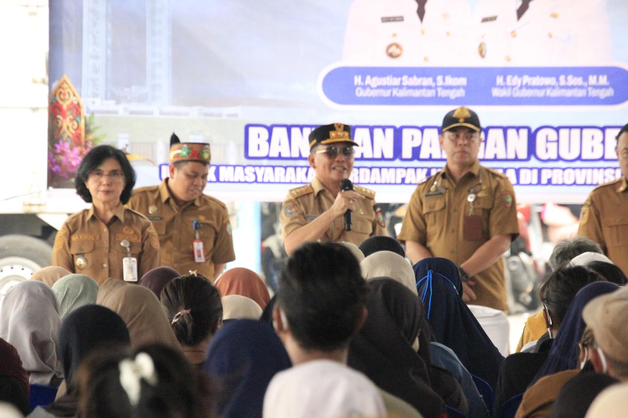 Gubernur Kalteng Agustiar Sabran Salurkan Banpang dan BLT KHBS kepada Masyarakat Kelurahan Pahandut