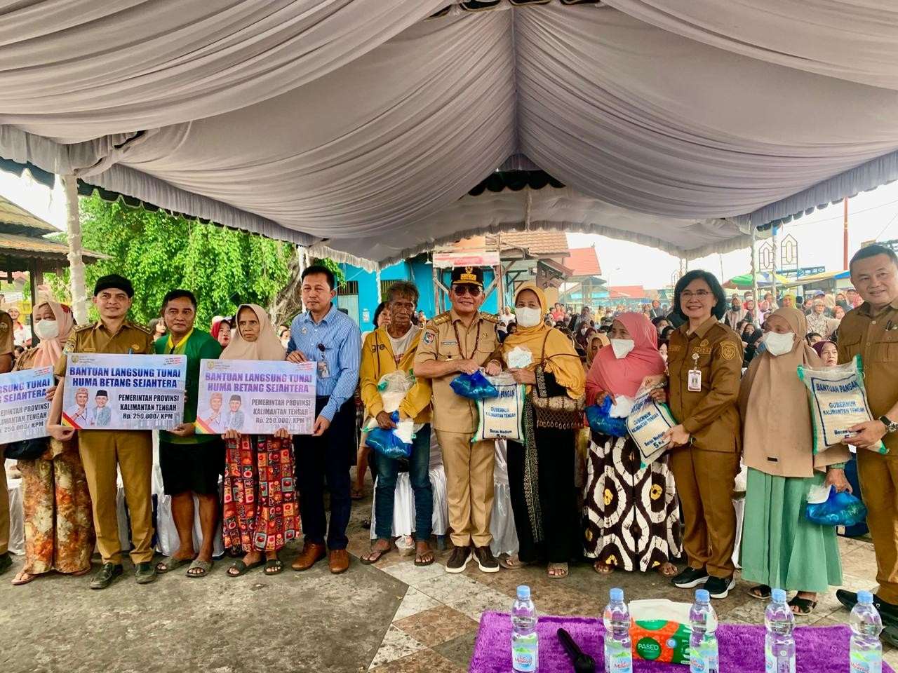 Gubernur Kalteng Agustiar Sabran Salurkan Banpang dan BLT KHBS kepada Masyarakat Kelurahan Pahandut