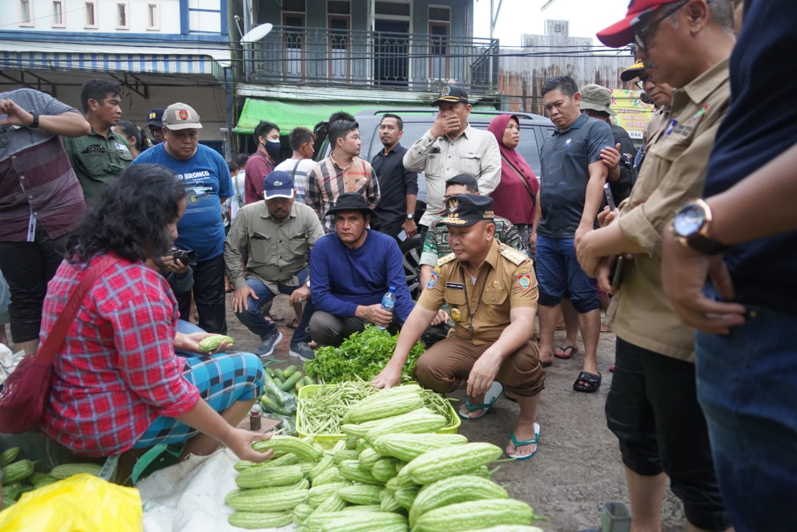 Memastikan Perkembangan Kondisi Banjir Yang Melanda Masyarakat Bantaran Sungai Arut, Gubernur Kalteng Tinjau Gunakan Perahu Klotok