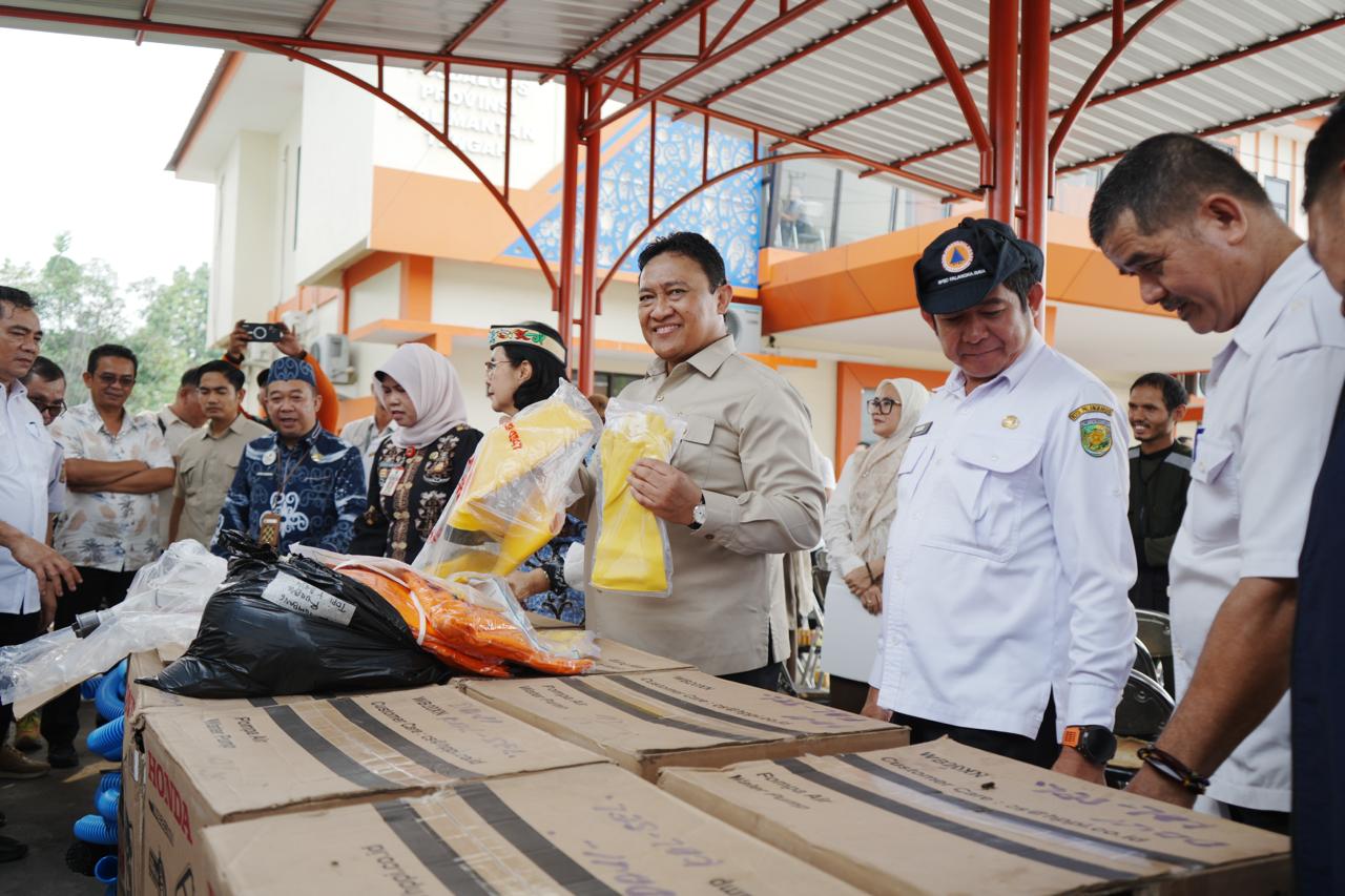 Wagub Kalteng Edy Pratowo Serahkan Bantuan Sarpras Karhutla kepada 16 TSAK di Palangka Raya