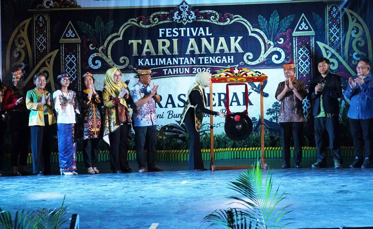Ketua TP PKK Aisyah Thisia Agustiar Sabran Resmikan Pembukaan Festival Tari Anak Kalteng Tahun 2026
