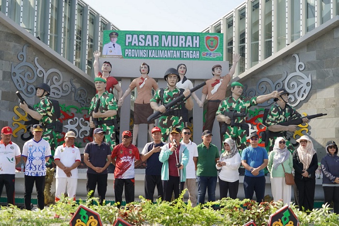 Gubernur Kalteng Sugianto Sabran Salurkan Bantuan Paket Sembako dan Buka Pasar Murah untuk Relawan dan Pekerja Sektor Transportasi