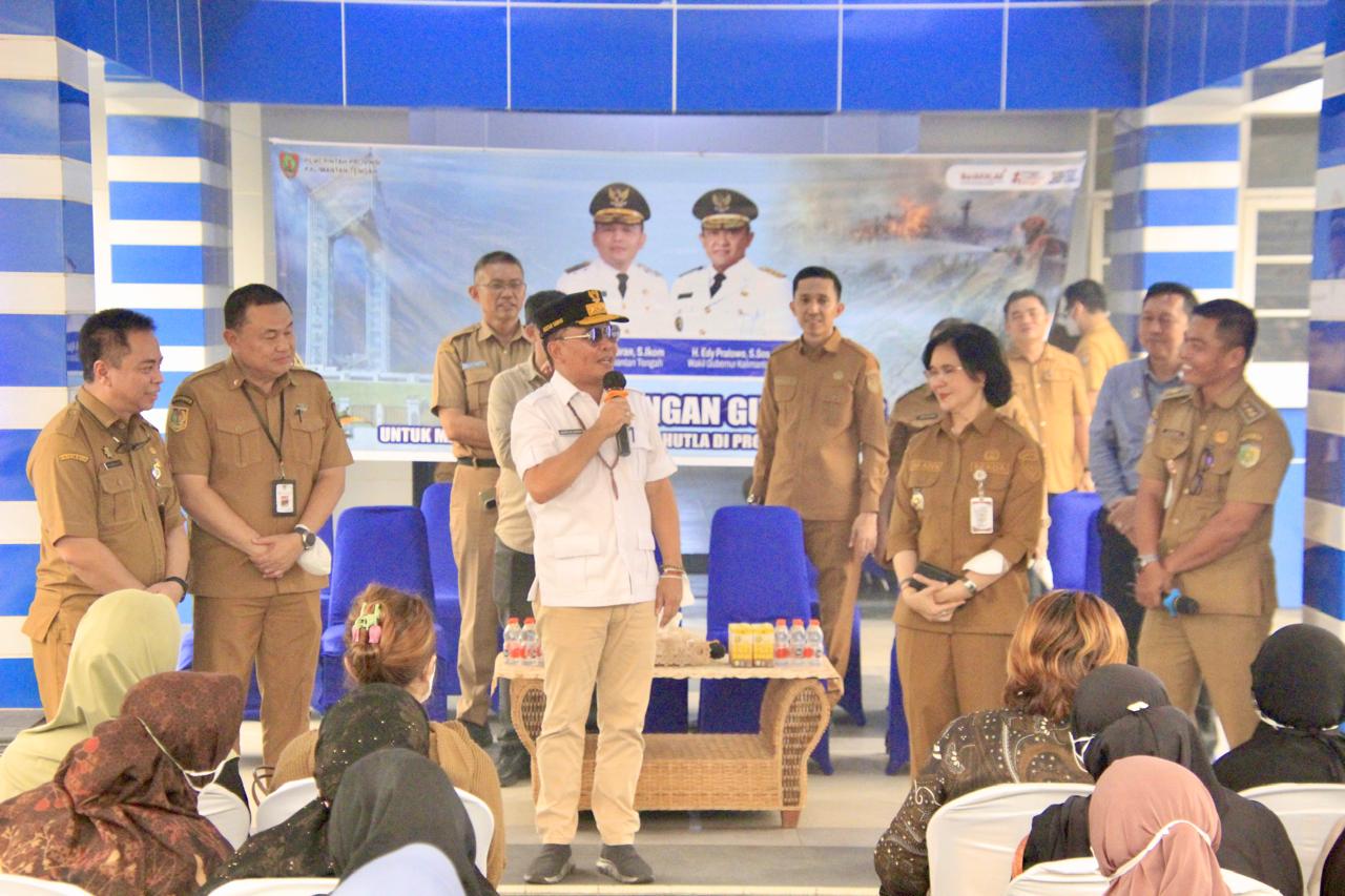 Gubernur Kalteng Agustiar Sabran Salurkan Bantuan kepada Warga Kelurahan Pahandut Seberang