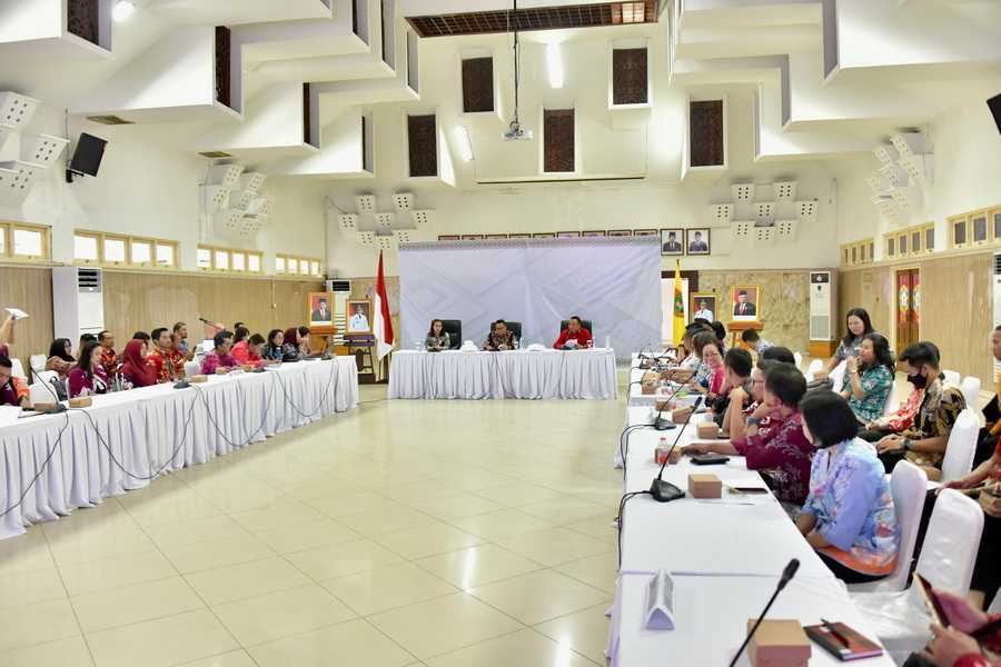 Kepala Bappedalitbang Prov. Kalteng Leonard S. Ampung Buka Rapat Verifikasi dan Finalisasi Usulan Kab/Kota dan Pokir DPRD Pada Ranhir RKPD Prov. Kalteng