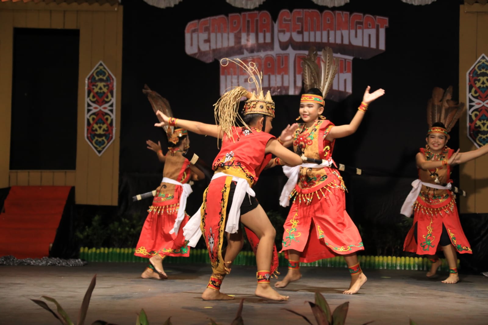Sahli Gubernur Bidang KSDM Suhaemi Buka Pagelaran Seni Budaya yang Diselenggarakan Oleh UPT Taman Budaya Dinas Kebudayaan dan Pariwisata Prov. Kalteng