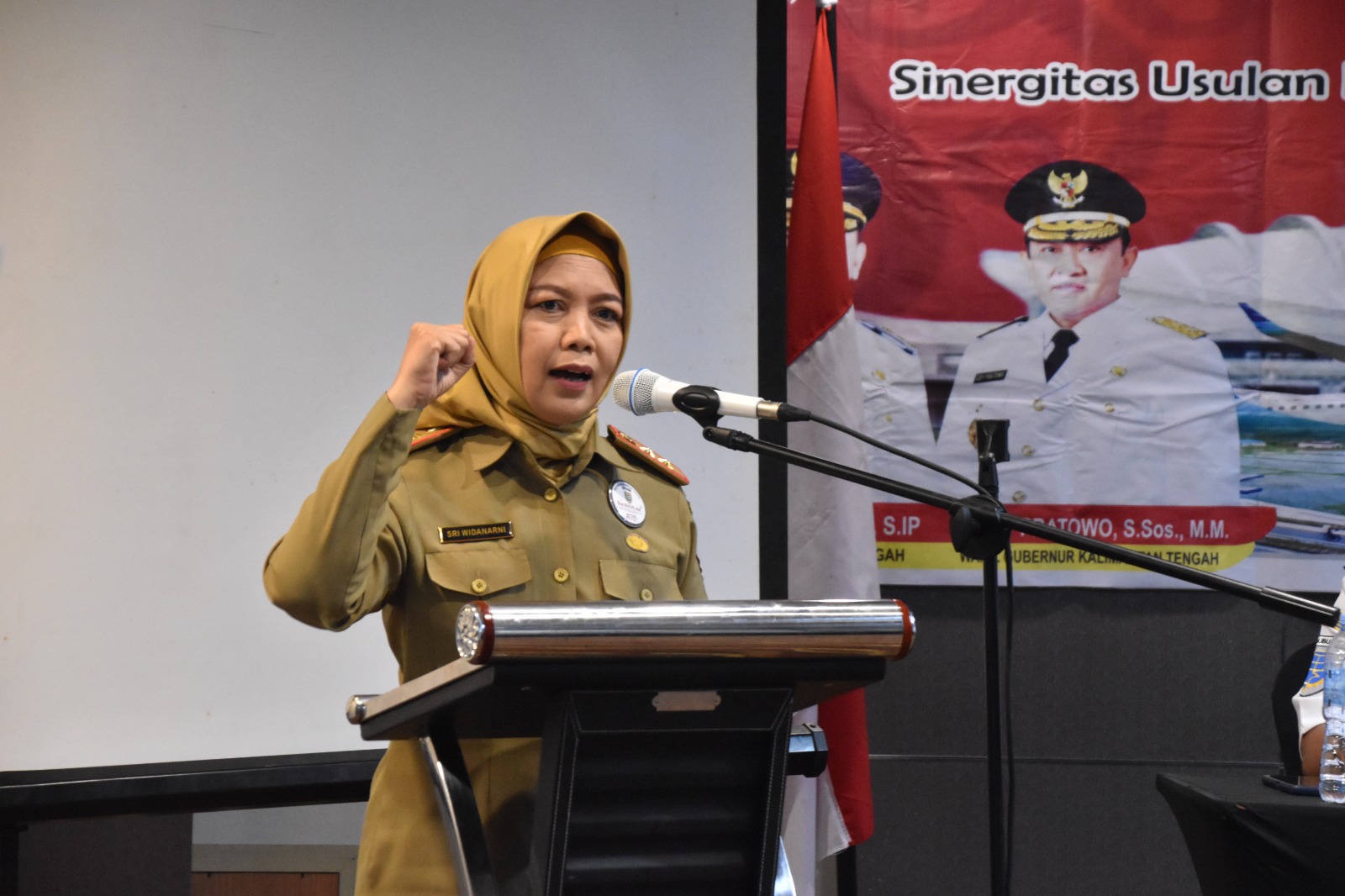 Asisten Ekbang Sri Widanarni Buka Rakornis Perhubungan se-Kalteng