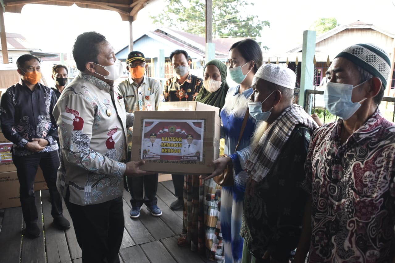 Wakil Gubernur Kalteng H. Edy Pratowo Serahkan Bantuan Pemprov Kepada Korban Kebakaran Rindang Banua