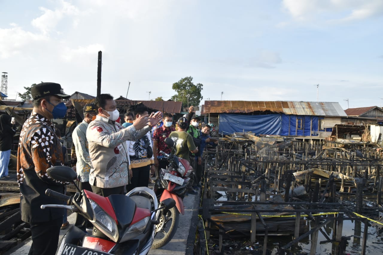 Wakil Gubernur Kalteng H. Edy Pratowo Serahkan Bantuan Pemprov Kepada Korban Kebakaran Rindang Banua