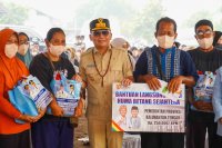 Gubernur Kalteng Agustiar Sabran Salurkan 300 Paket Sembako bagi Warga Terdampak Karhutla di Kalampangan