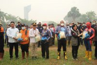 Gubernur Kalteng Agustiar Sabran Salurkan Bantuan Pangan kepada 324 Relawan Penanganan Karhutla