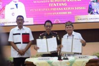 Gubernur Kalteng Agustiar Sabran dan Kepala Kejaksaan Tinggi Kalteng Nurcahyo Jungkung Madyo Menandatangani Nota Kesepakatan (MoU)