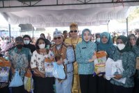 Peduli Warga Terdampak Karhutla dan Kekeringan, Gubernur Agustiar Sabran Salurkan 6.000 Paket Sembako