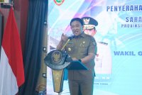 Wagub Kalteng Edy Pratowo Menyerahkan Tali Asih Kepada Para Pegiat Olahraga Masyarakat Berprestasi Pada Ajang FORNAS