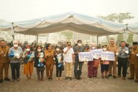 Peduli Warga Terdampak Kabut Asap, Gubernur Agustiar Sabran Temui Masyarakat Bukit Tunggal