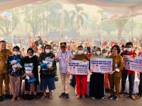 Gubernur Kalteng Agustiar Sabran Salurkan Bantuan kepada Warga Kelurahan Pahandut Seberang